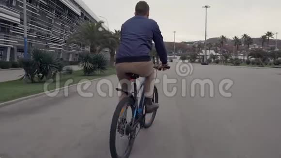 在户外骑自行车的人视频的预览图