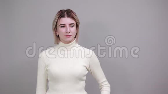 年轻漂亮的白种人女人保持着联系展示了广告的空间视频的预览图