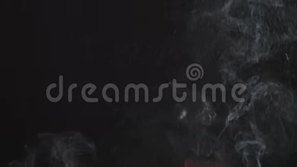 现实的抽象烟雾效果从底部与雨水在左侧和燃烧热火焰从底部视频的预览图