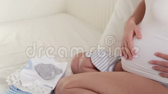 年轻的孕妇正在抚摸你的大肚子视频的预览图