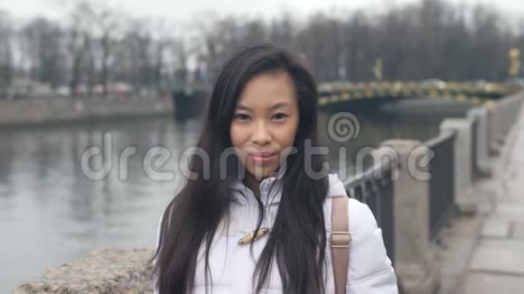 亚洲青年妇女城市幸福肖像视频的预览图