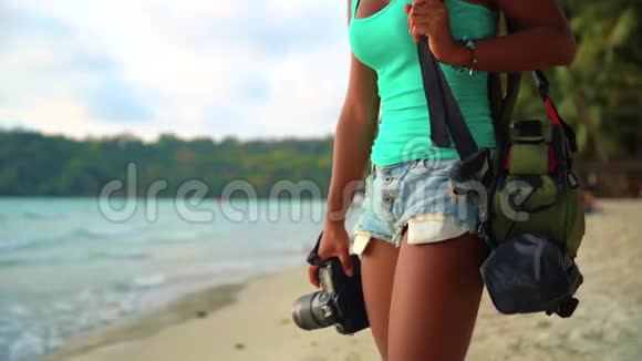 暑假旅游和生活方式概念带相机的无忧无虑的女人在热带海滩享受日落视频的预览图