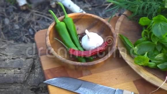 林中砧板上的新鲜蔬菜和小刀视频的预览图