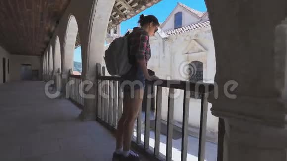 游客欧洲旅游观光旅游一个带背包的女人视频的预览图