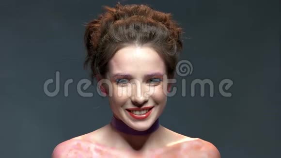 微笑的年轻女子艺术的妆容视频的预览图