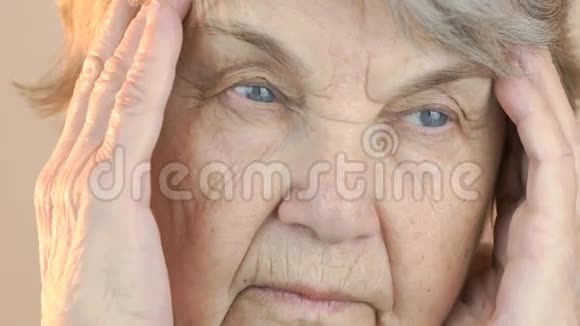 80岁的老年妇女头痛视频的预览图