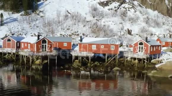著名的多彩木渔船在海滨的罗布视频的预览图