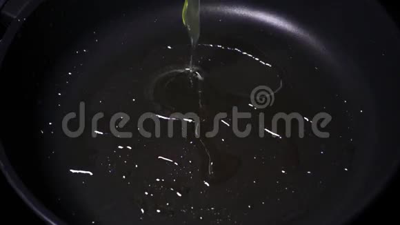 鸡蛋落在煎锅上非常慢视频的预览图