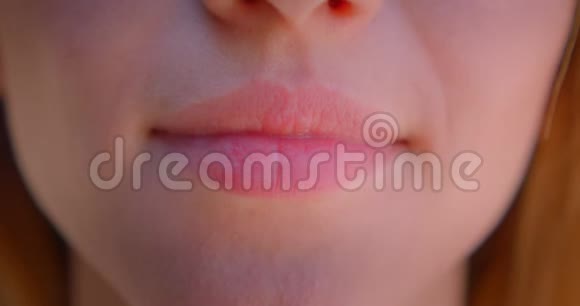 年轻漂亮的白种人女性脸上的特写镜头可爱的嘴唇带着微笑欢快的表情视频的预览图