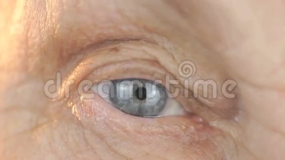 中年女人的蓝眼关门视频的预览图