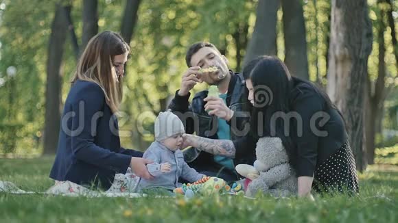 快乐的瑞典家庭在封面上的公园里放松视频的预览图