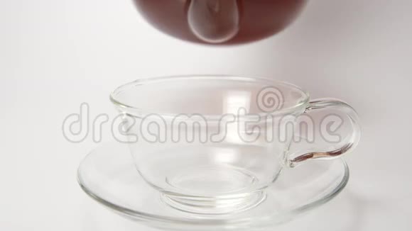 口水流人从茶壶里往杯子里倒一杯茶关门视频的预览图