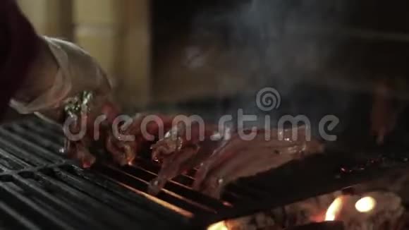 他在做饭后院烤架上的牛肉牛排生牛排烧烤视频的预览图