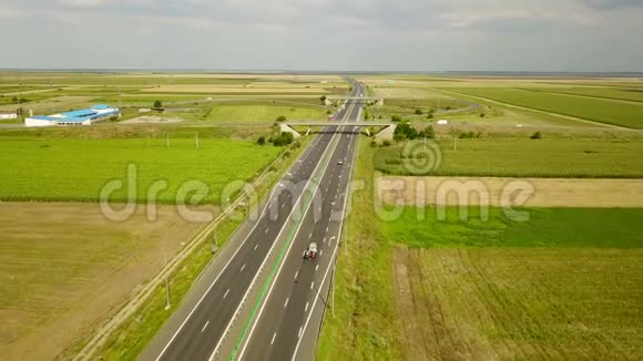 罗马尼亚A2公路交通鸟瞰图视频的预览图