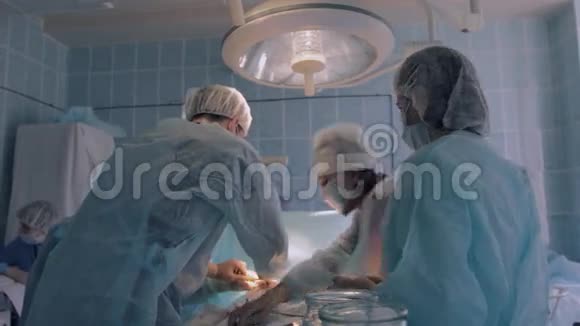 再植入手术过程中的手术团队视频的预览图