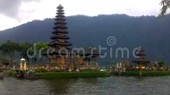 巴厘Beratan湖的老UlunDanu寺视频的预览图