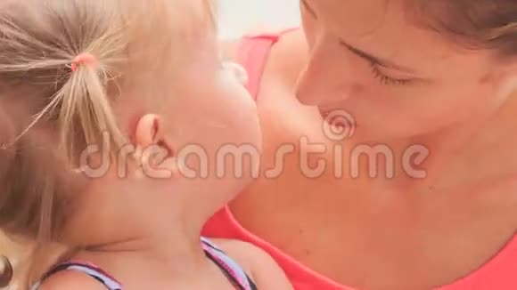 母亲安慰着亲吻着哭泣的小女儿视频的预览图