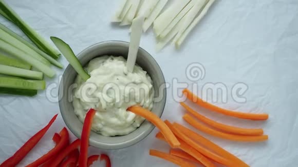 健康蔬菜和蘸点心蔬菜棒和蘸在碗里视频的预览图