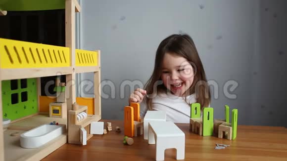 一个可爱的女孩在玩玩偶屋视频的预览图