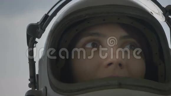 宇航员与头盔的面盾上升视频的预览图
