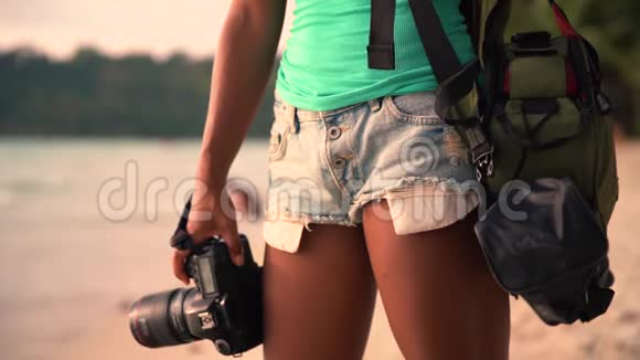 暑假旅游和生活方式概念带相机的无忧无虑的女人在热带海滩享受日落视频的预览图