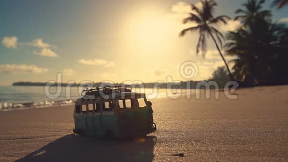 美丽的热带岛屿海滩日出和汽车微型视频视频的预览图