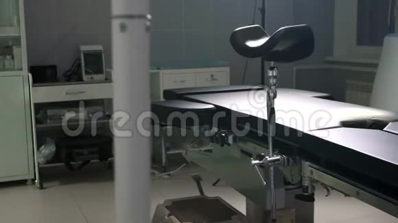 现代手术台医疗器械手术室视频的预览图