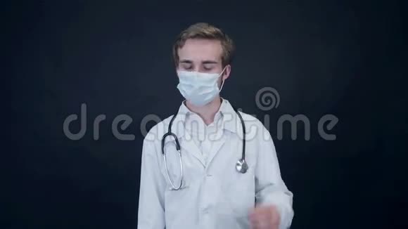 医生从屏幕上取下医疗面罩包装好的视频的预览图
