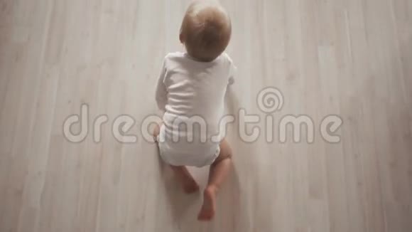 可爱的婴儿美丽的蓝色眼睛在白色的背景蠕变最高观点行动概念视频的预览图