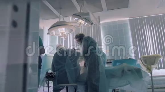 外科医生忙于执行手术视频的预览图