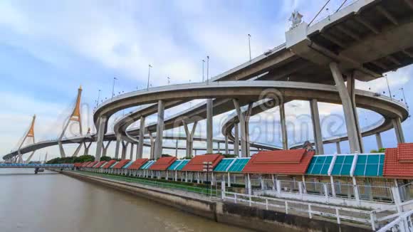乌云风暴在美丽的普密蓬大桥上的时间流逝视频的预览图