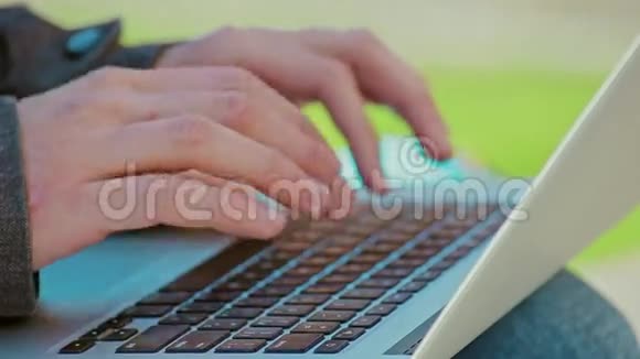男性手在笔记本电脑的触摸板上视频的预览图