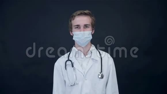 医生从屏幕上取下医疗面罩包装好的视频的预览图