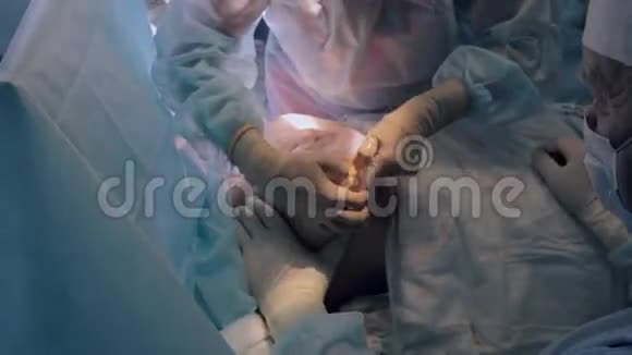 外科医生的手执行植入物外植体视频的预览图