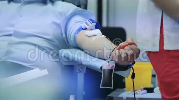 男性志愿者献血视频的预览图