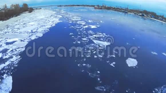 时间推移冰漂在河上春天冰浮在河上视频的预览图
