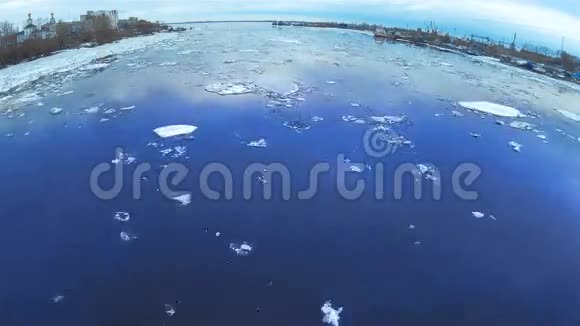 时间推移冰漂在河上春天冰浮在河上视频的预览图