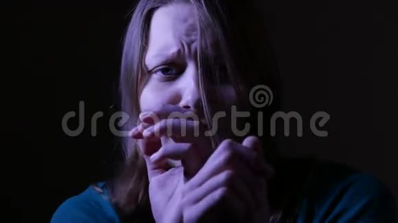 一个害怕哭泣的少女4KUHD视频的预览图