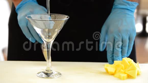 厨师手掷骰子芒果水果鸡尾酒杯视频的预览图