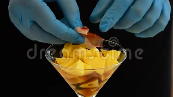 专业厨师手拿西班牙火腿杯和芒果丁视频的预览图