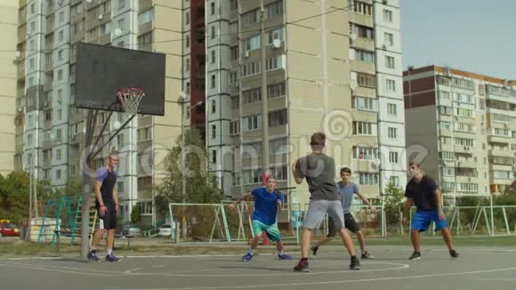 体育街头球员上篮后得分视频的预览图