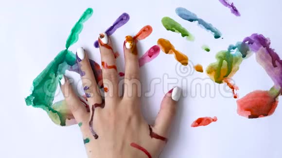 创意概念男人和女人在白色背景上制作他们画的手的指纹视频的预览图