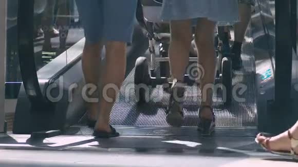 一对年轻夫妇走进商场的自动扶梯视频的预览图