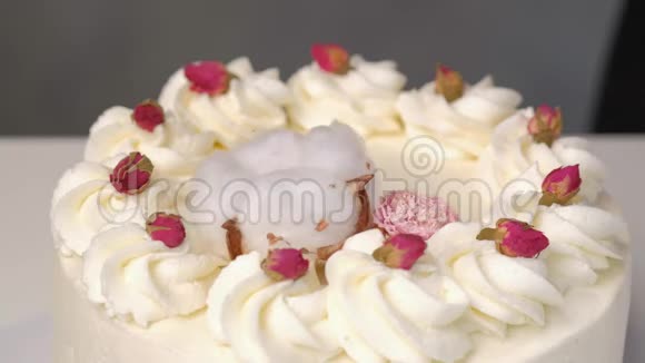 女厨师用鲜花装饰白色蛋糕视频的预览图