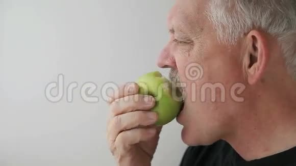 人吃绿苹果视频的预览图