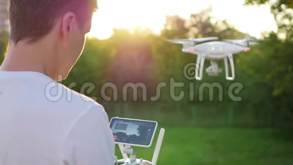 操作员远程控制无人机无人驾驶飞机的飞行视频的预览图