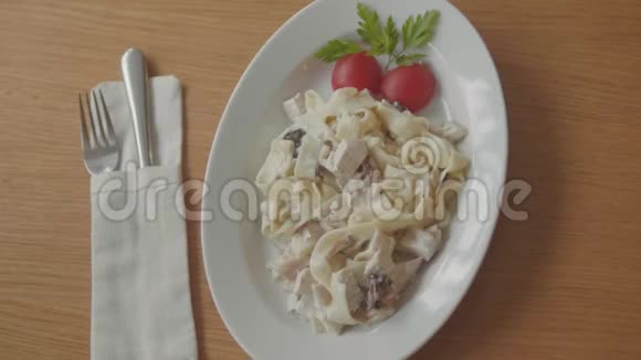 意大利风味咖啡馆里有肉和番茄面食特写意大利面条博洛尼亚风四起视频的预览图