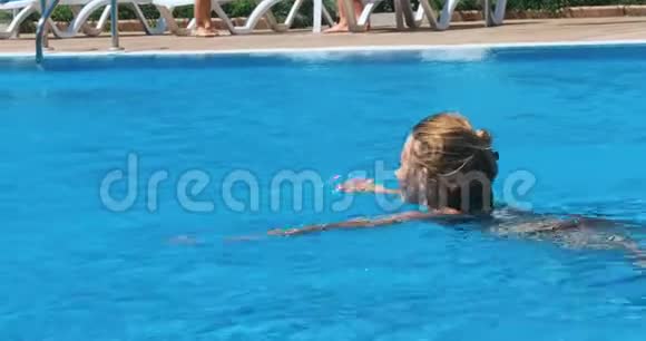 性感的年轻女子在游泳池里放松视频的预览图