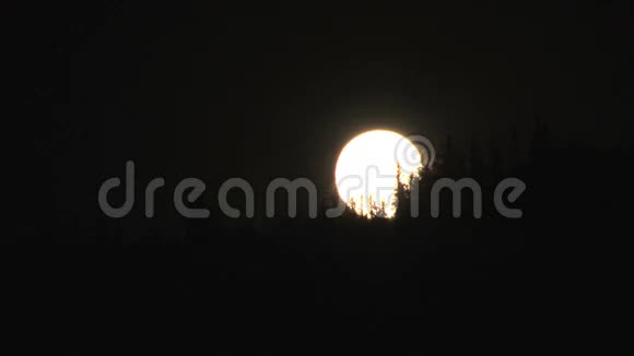 月亮从科罗拉多山的边缘升起视频的预览图