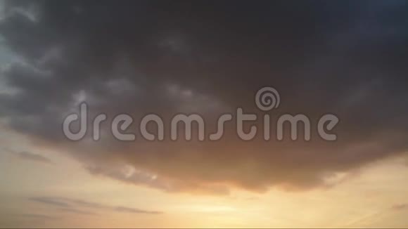 日落时分乌云暴落在天空视频的预览图